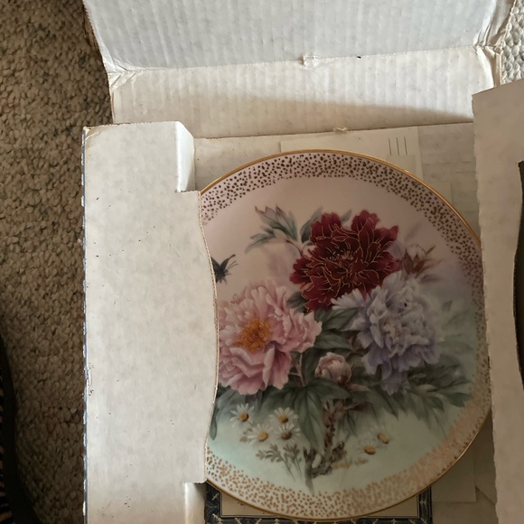 Set of 4 Bradford Exchange Collectible Plates - Picture 4 of 8